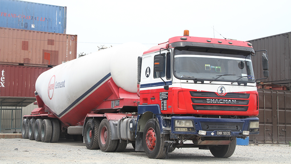 Shacman F3000 Tractor Head SX4255JV324 case in africa